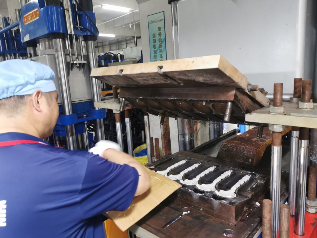 worker put the unfinished utensil into the mold of Hydraulic Vulcanizing Machines