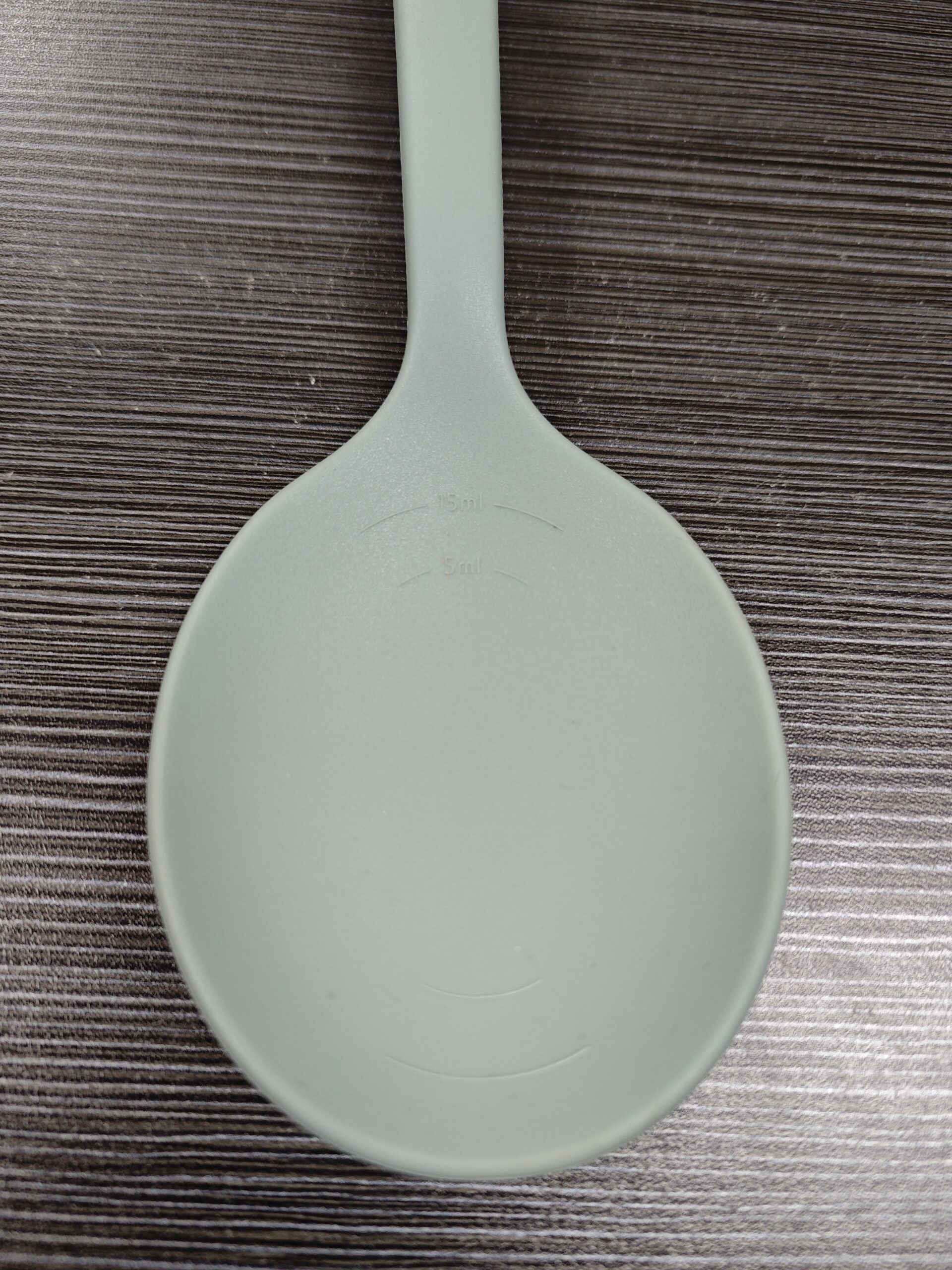 silicone spoon with measurement line mark